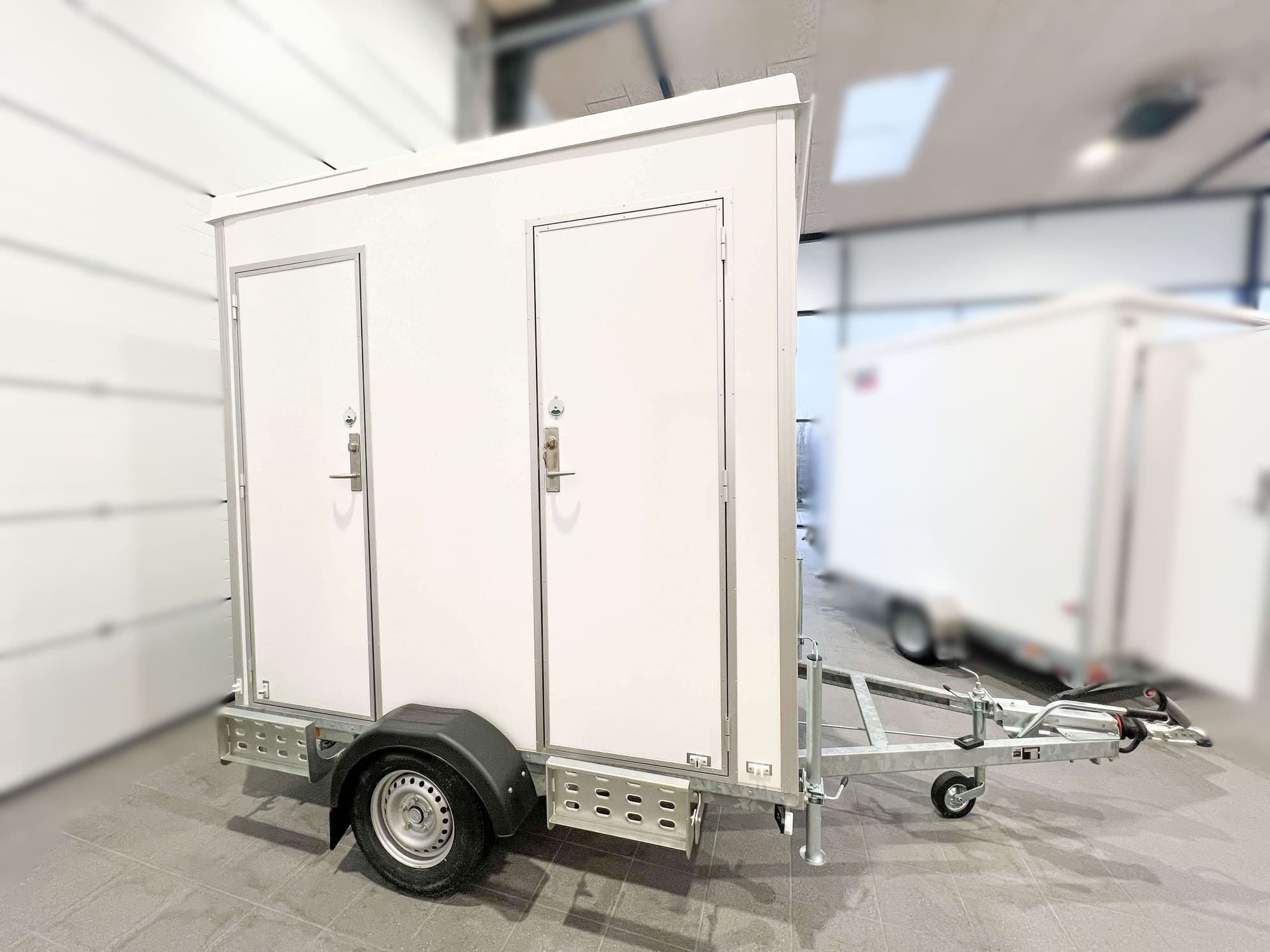 TYPE 240: Toiletwagen - 2 toiletten - vermaalpomp1