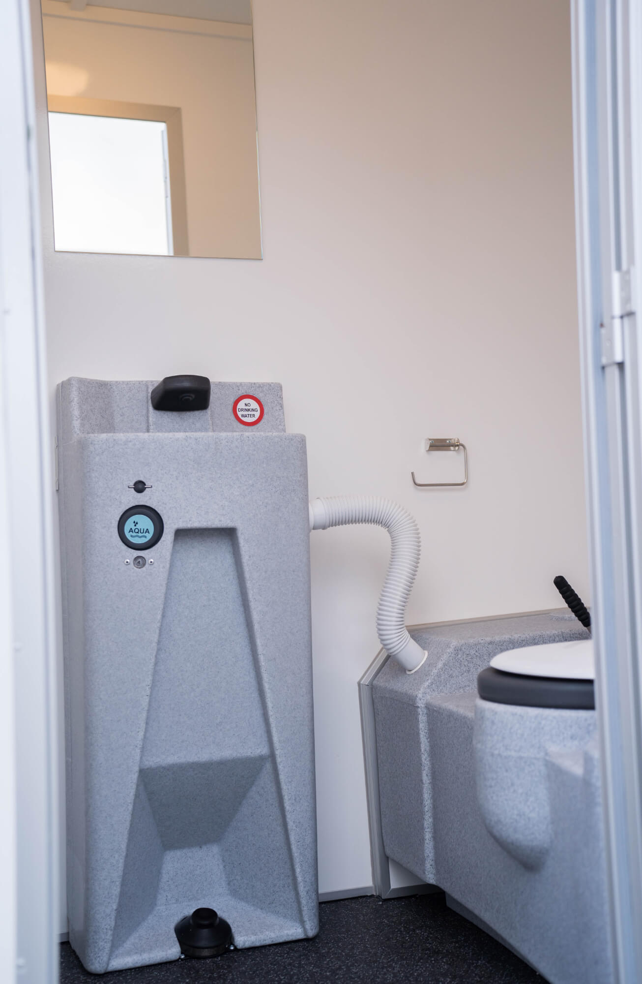 TYPE 240: Toiletwagen - 2 toiletten - tank3