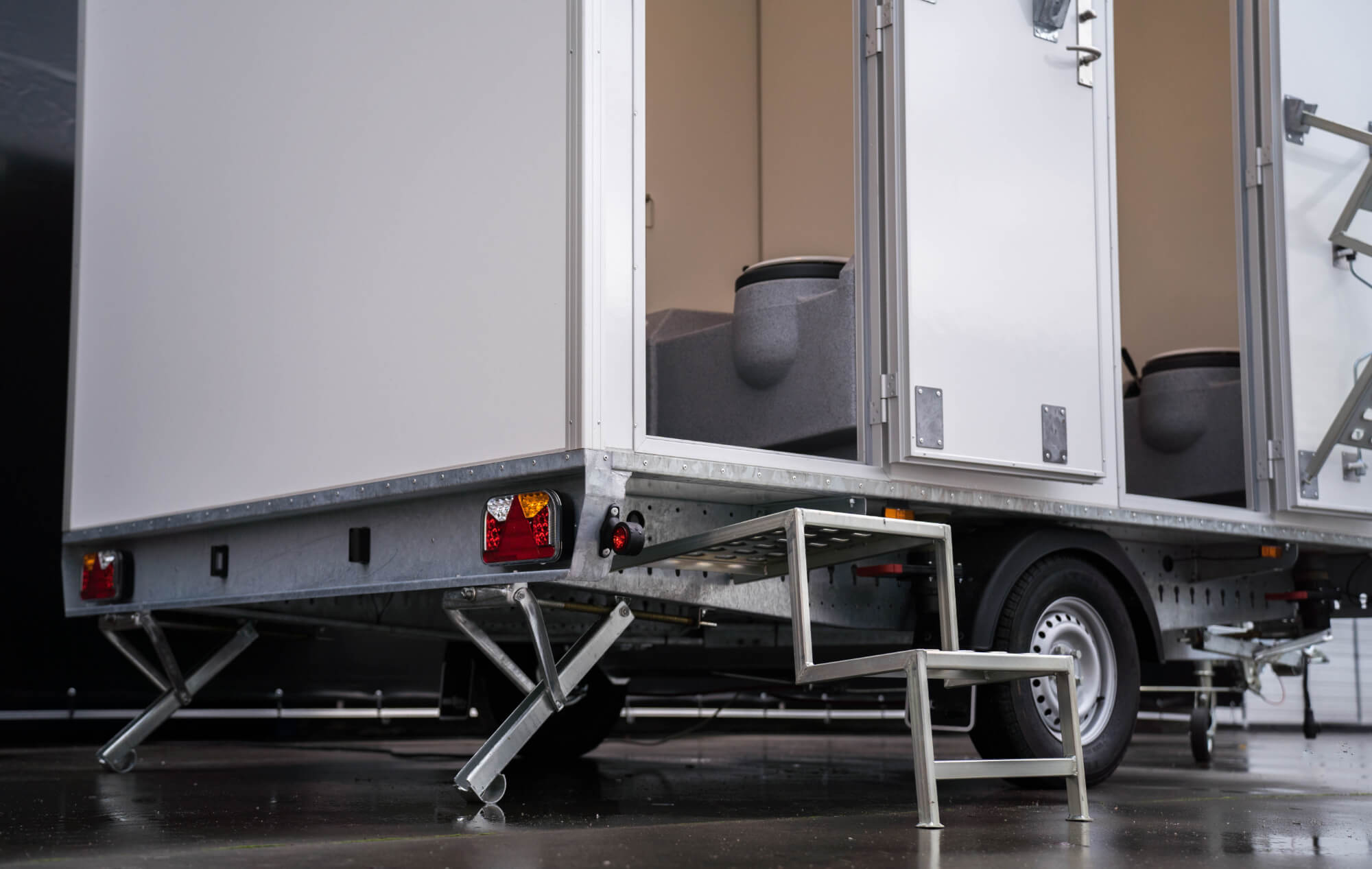 TYPE 240: Toiletwagen - 2 toiletten - tank6