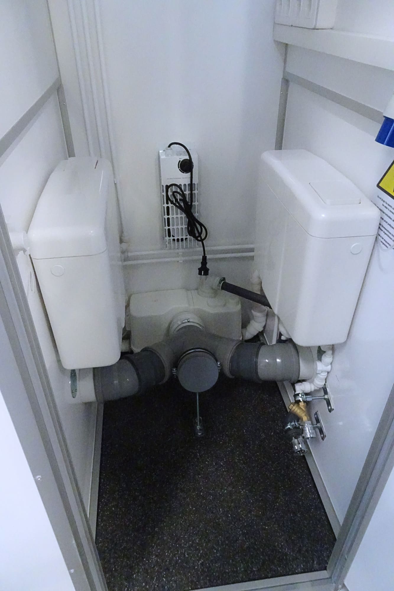 TYPE 260: Toiletwagen - 2 toiletten - vermaalpomp6