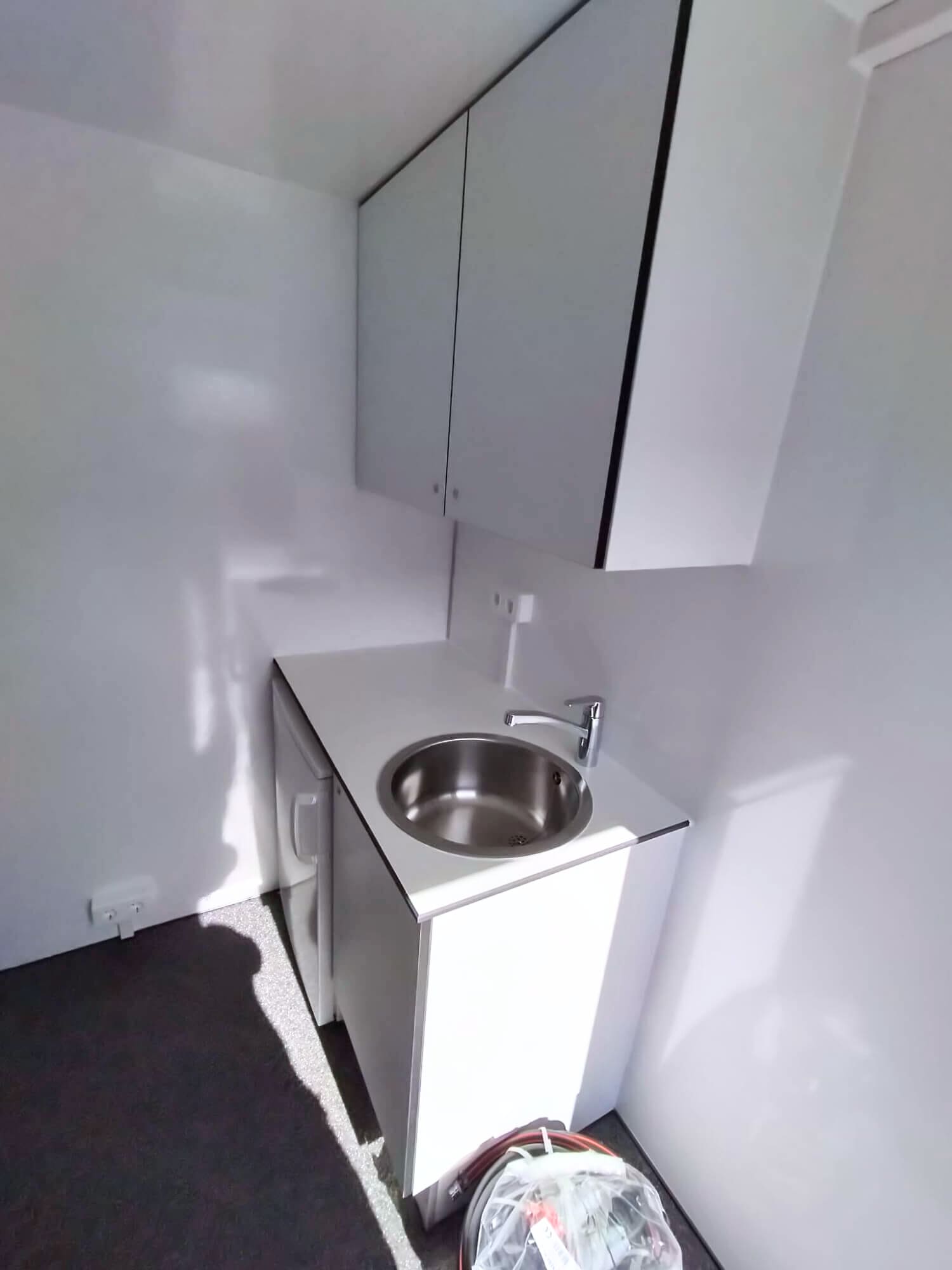 TYPE 436: Schaftwagen:kantoor - 6 personen - 1 toilet - 2 deuren3