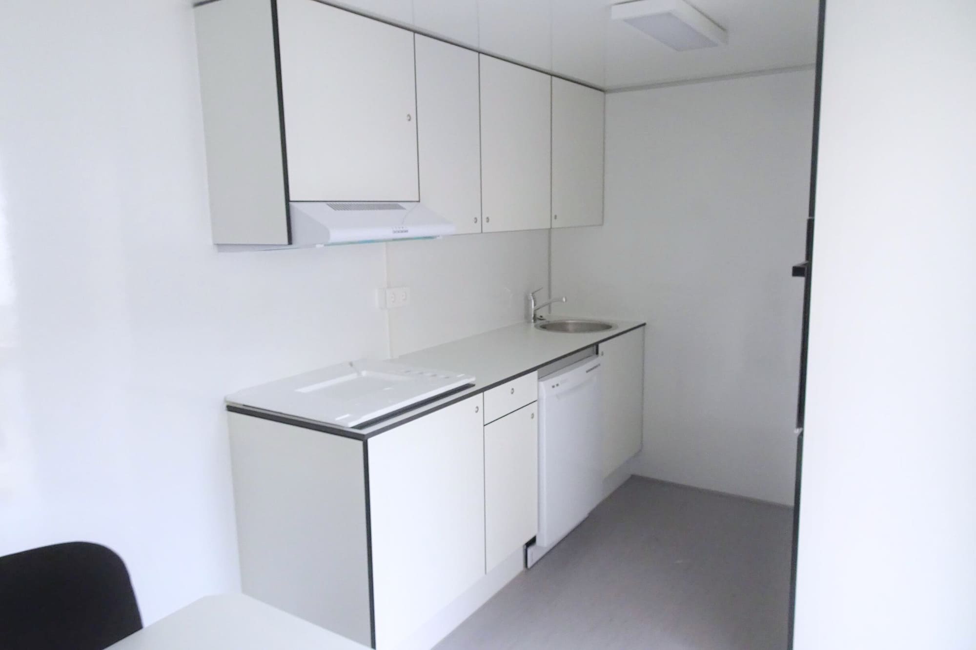 TYPE 570: Schaftwagen:kantoor - 4 personen - complete keuken - 1 douche - 1 toilet8