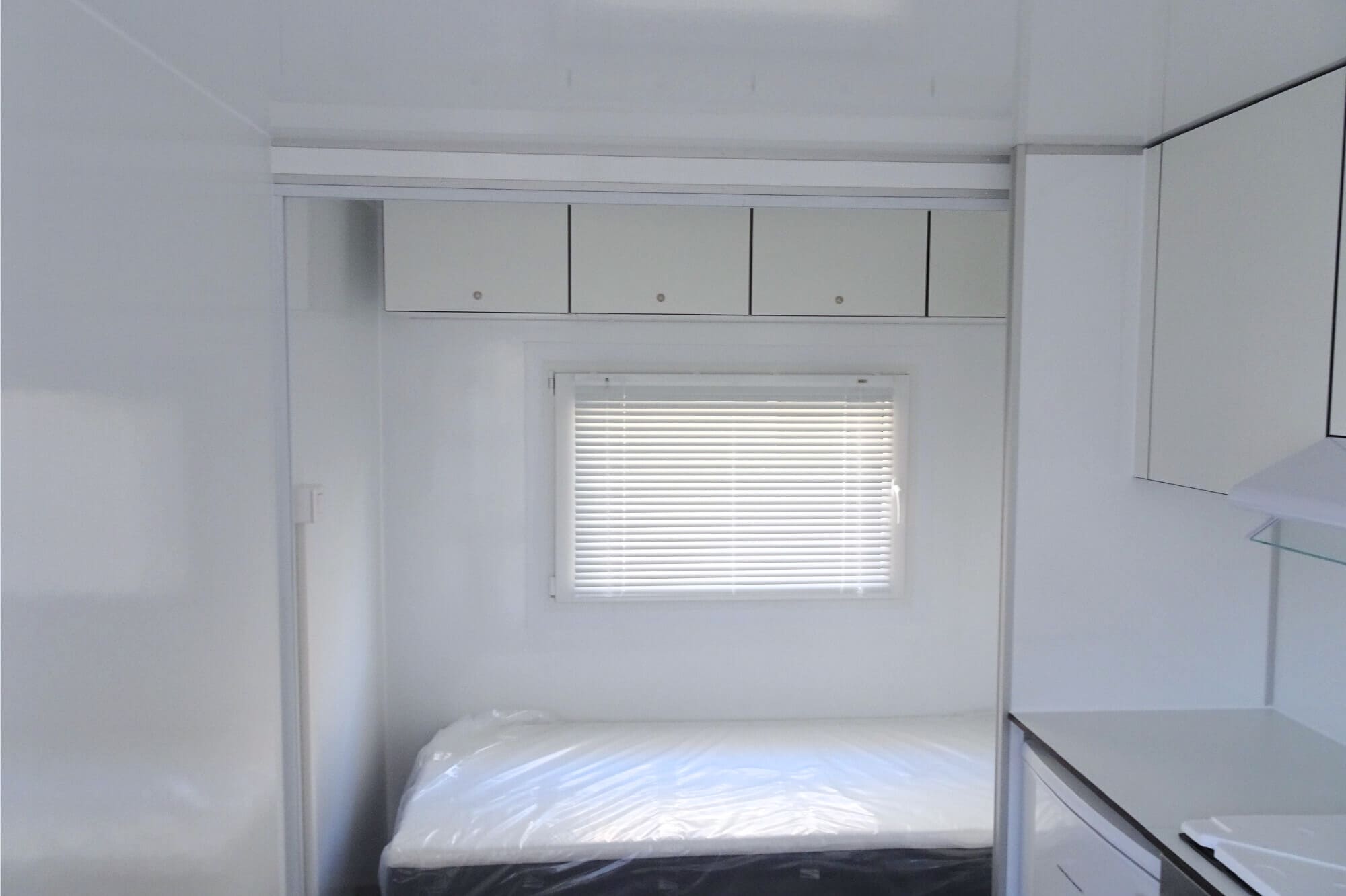 TYPE 570: Slaapwagen - bed 2 personen - 1 slaapkamer met schuifdeur - keuken - 1 douche - 1 toilet2