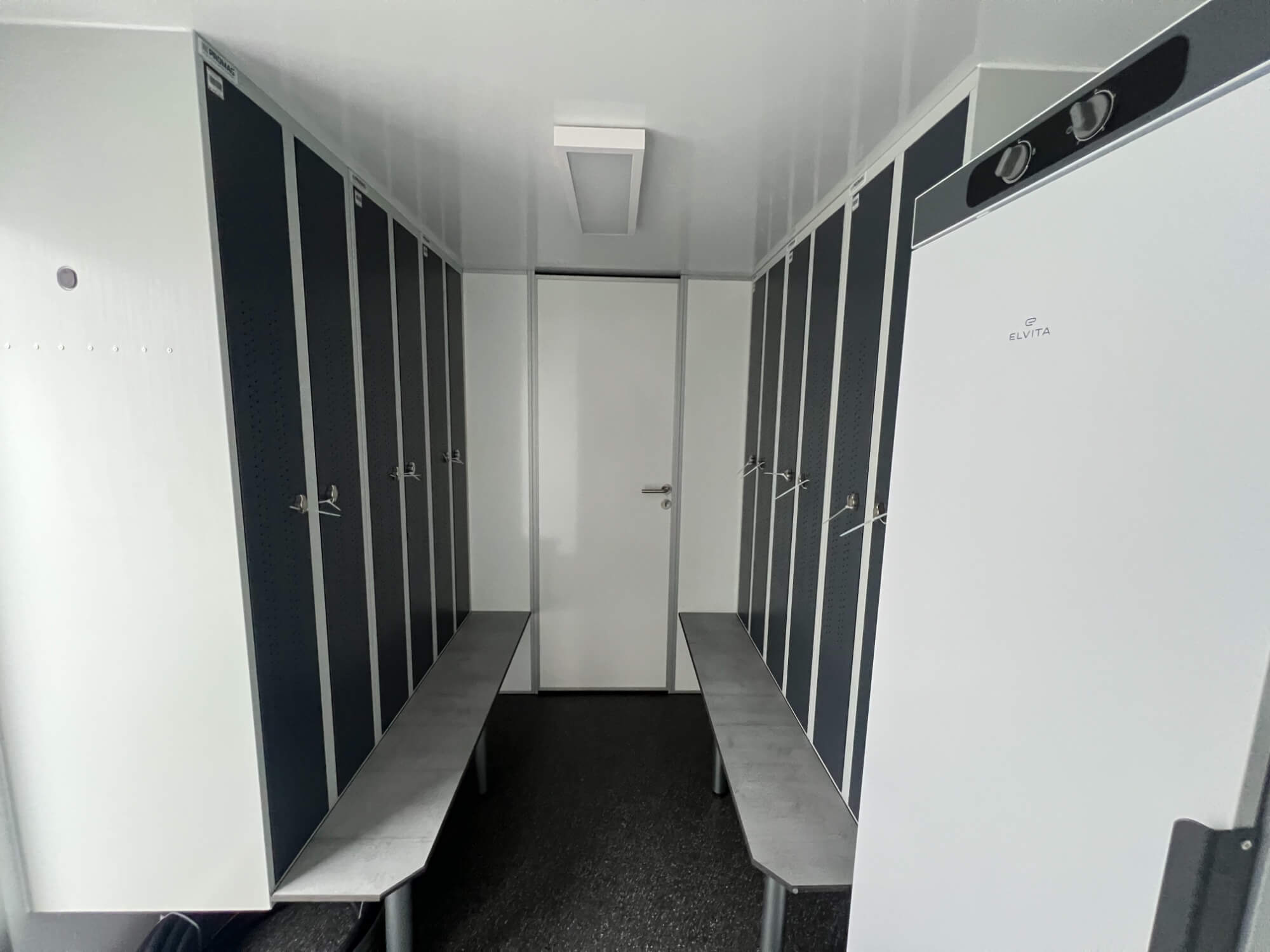 TYPE 727: Crewtrailer - 6 personen - kleedkamer - 1 douche - 1 toillet - maalpomp1