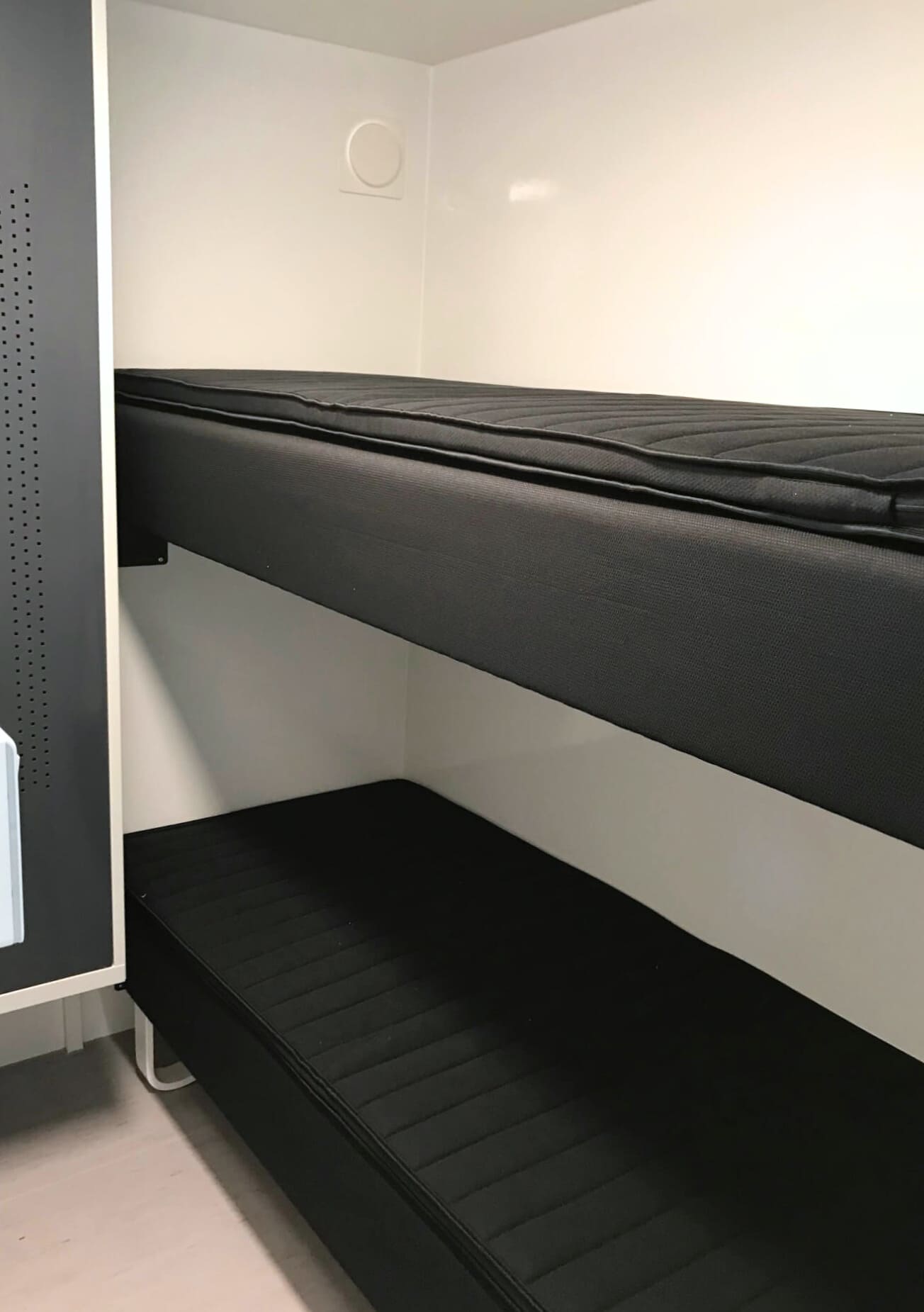 TYPE 733: Slaapwagen - bed 2 tot 4 personen - 2 slaapkamers met schuifdeur - keuken - 1 douche - 1 toilet1