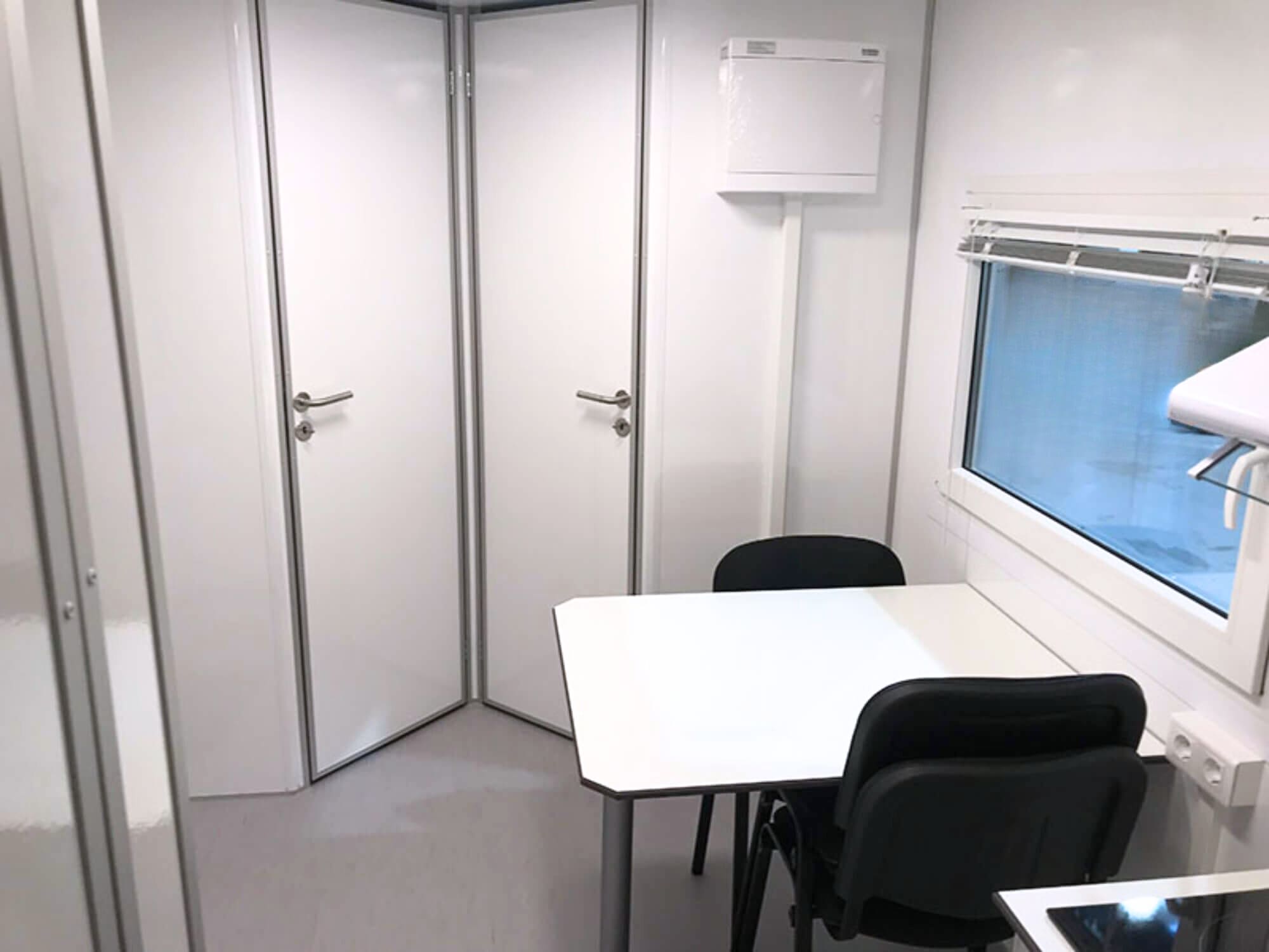 TYPE 733: Slaapwagen - bed 3 personen - 2 slaapkamers met schuifdeur - keuken - 1 douche - 1 toilet1
