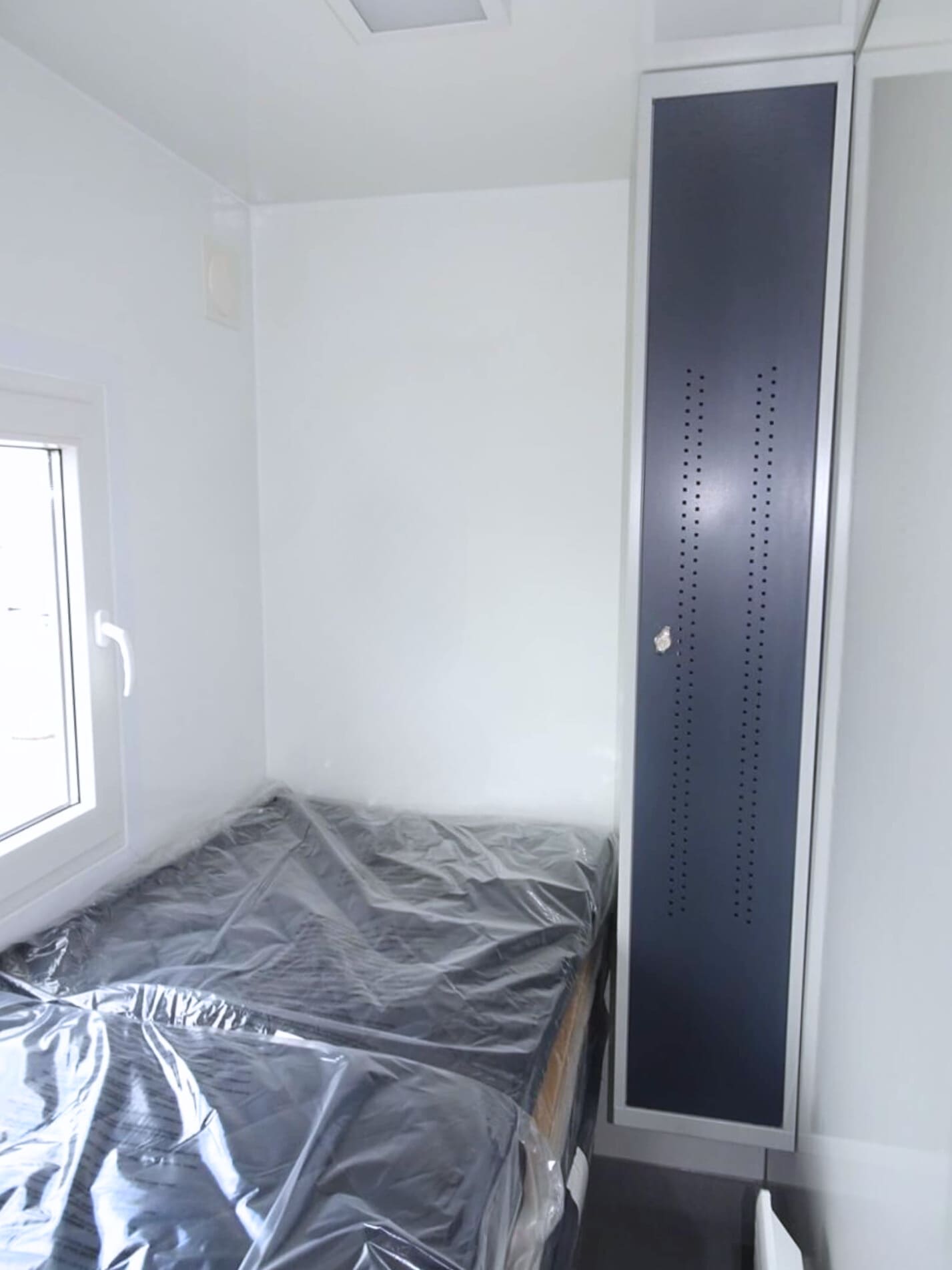 TYPE 733: Slaapwagen - bed 3 personen - 2 slaapkamers met schuifdeur - keuken - 1 douche - 1 toilet8