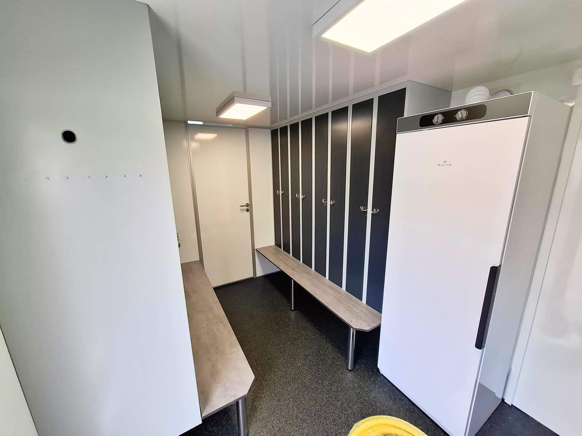 TYPE 928: Crewtrailer - 8 personen - kleedkamer - 1 douche - 1 toilet - maalpomp6